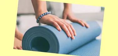 Die Yogakarte wird aufgerollt