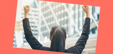 Eine Person, die mit erhobenen Händen jubelt