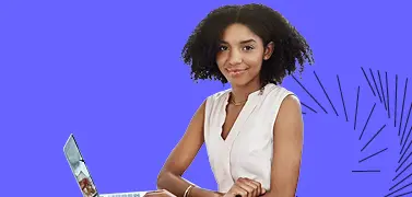 Eine Frau sitzt vor ihrem Computer vor einem violetten Hintergrund