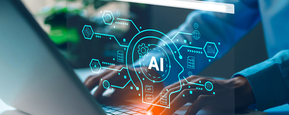 Hände tippen auf einer Tastatur, darüber eine eingeblendete grafische Darstellung von künstlicher Intelligenz.