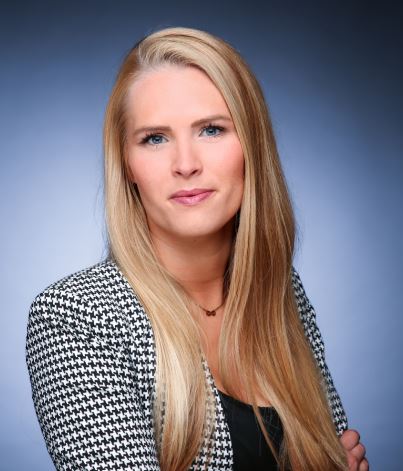Person mit langen blonden Haaren vor blauem Hintergrund