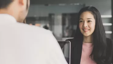 Person in einem Gespräch mit einem Geschäftspartner.
