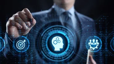 Geschäftsmann berührt futuristische digitale Symbole auf einem Bildschirm.