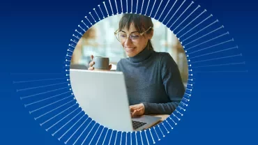 Person am Laptop mit Kaffeetasse vor einem blauen Hintergrund.