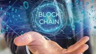Hand hält Blockchain-Darstellung mit digitalen Zahlen.
