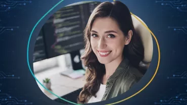 Porträt einer lächelnden Person vor einem Computerbildschirm mit Programmiercode.