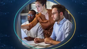 Team arbeitet zusammen am Computer in modernem Büro.