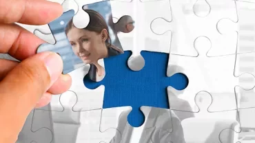 Nahaufnahme eines Puzzlestücks mit einem Gesicht.