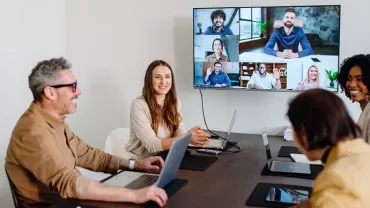 Der Manager setzt Führungsqualitäten ein, um die Produktivität seines Remote-Teams zu steigern.