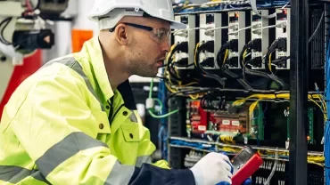 Elektroingenieur am Arbeitsplatz<