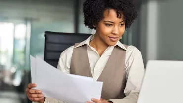 Finanzbuchhalterin am Arbeitsplatz