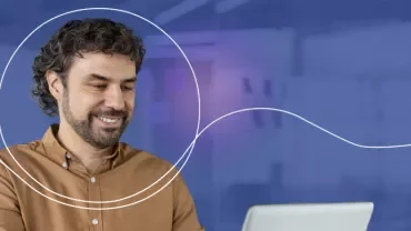 Person arbeitet am Laptop