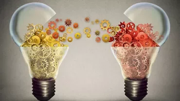 Zwei Glühbirnen mit Zahnrädern, die kommunizieren.