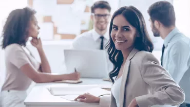 Gruppe von Menschen bei einer Besprechung im Büro.