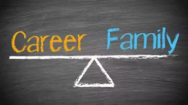 Kreidetafel mit Balance zwischen Karriere und Familie.