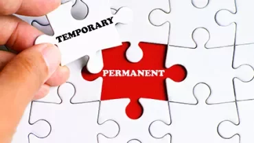 Hand fügt Puzzleteil mit 'Temporary' in 'Permanent' ein.