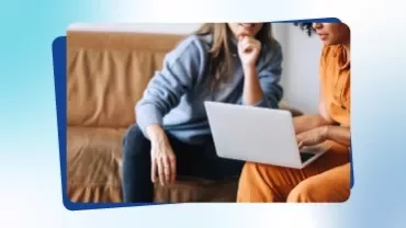 Werbeplakat aus Talent Trends 2026, auf dem zwei Frauen auf einen Computerbildschirm zeigen