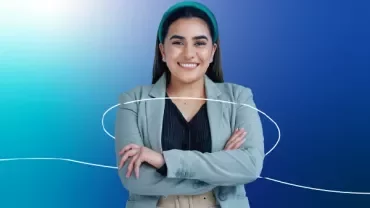Ein Foto einer Frau vor einem blauen Hintergrund mit Farbverlauf