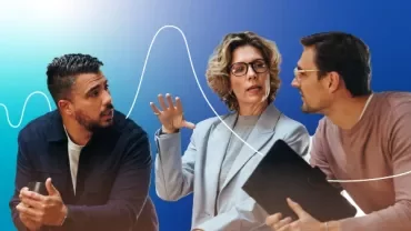 Drei Kollegen vor einem blau verlaufenden Hintergrund
