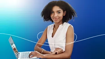 Ein Foto einer Frau mit Laptop vor einem blauen Hintergrund mit Farbverlauf