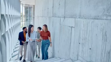 Gruppe von Menschen geht eine Treppe hinauf