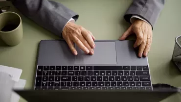Frau die am Laptop arbeitet
