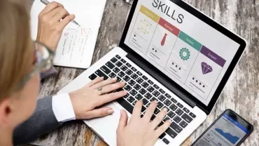 Person arbeitet am Laptop mit Skills-Diagramm.