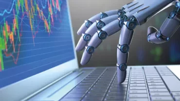 Roboterhand tippt auf Laptop mit Börsengrafik