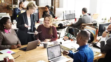 Gruppe von Menschen arbeitet zusammen in einem Büro.