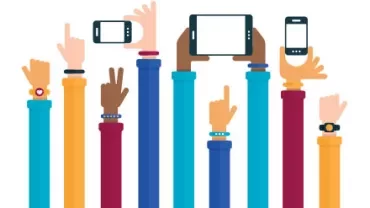Verschiedene Hände halten Smartphones und Tablets.