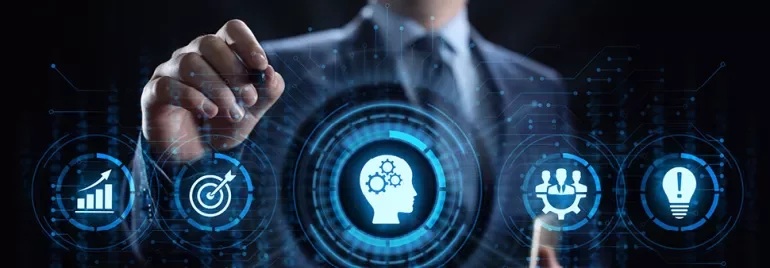 Geschäftsmann berührt futuristische digitale Symbole auf einem Bildschirm.