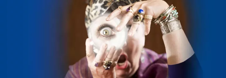 Person mit Schmuck hält magische Kugel