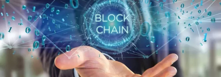 Hand hält Blockchain-Darstellung mit digitalen Zahlen.