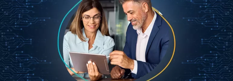 Zwei Personen betrachten gemeinsam ein Tablet.