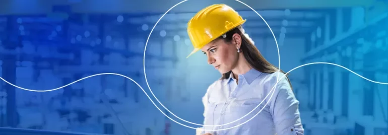 Person mit Schutzhelm in Fabrikumgebung