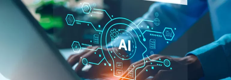 Hände tippen auf einer Tastatur, darüber eine eingeblendete grafische Darstellung von künstlicher Intelligenz.