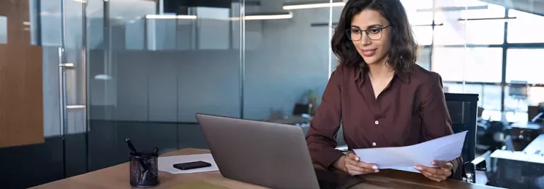 Bilanzbuchhalterin am Arbeitsplatz