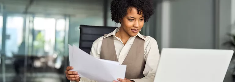 Finanzbuchhalterin am Arbeitsplatz