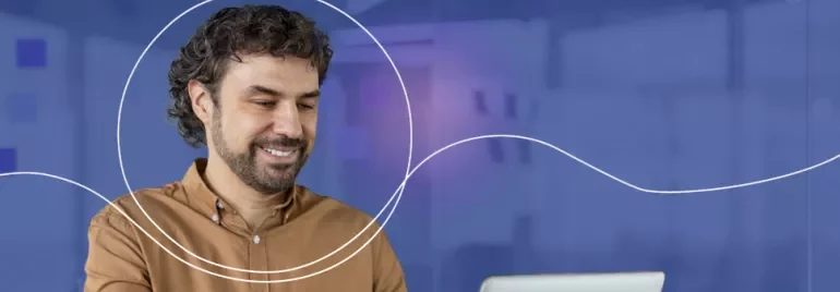 Person arbeitet am Laptop