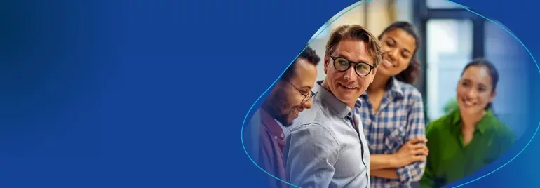 Vielfältige Gruppe von professionell gekleideten Erwachsenen, die in einer Büroumgebung lächeln. 