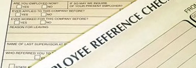 Formular zur Mitarbeiterreferenzüberprüfung auf einem Tisch