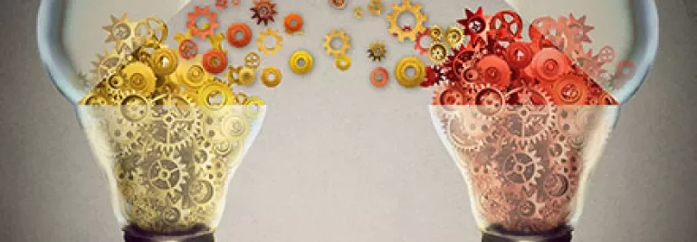 Zwei Glühbirnen mit Zahnrädern, die kommunizieren.