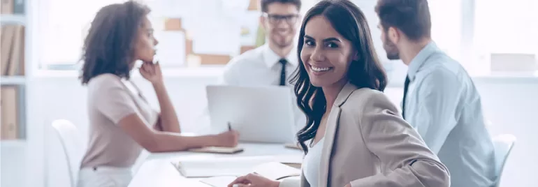 Gruppe von Menschen bei einer Besprechung im Büro.