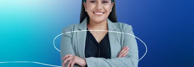 Ein Foto einer Frau vor einem blauen Hintergrund mit Farbverlauf