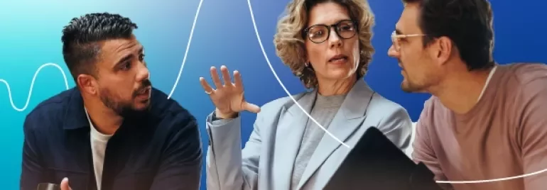 Drei Kollegen vor einem blau verlaufenden Hintergrund