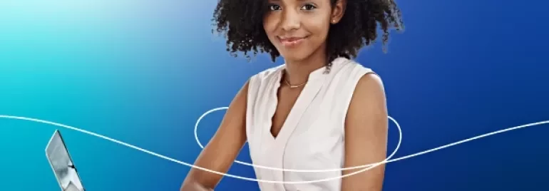 Ein Foto einer Frau mit Laptop vor einem blauen Hintergrund mit Farbverlauf