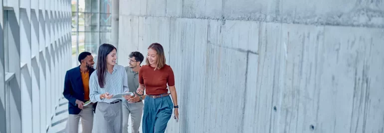 Gruppe von Menschen geht eine Treppe hinauf