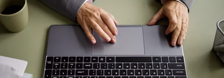 Frau die am Laptop arbeitet