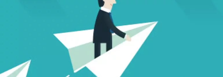 Illustration einer Person auf einem Papierflugzeug im Himmel.