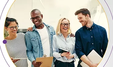 Eine fröhliche Gruppe von Menschen, die jeweils lächeln und ein Klemmbrett halten, und so Einheit und gemeinsame Ziele in einem professionellen Umfeld darstellen.